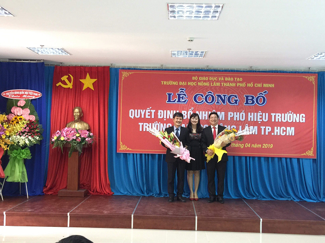 Đại diện các đơn vị phòng, khoa trong trường tặng hoa chúc mừng cho hai tân Hiệu phó nhà trường Đại diện các đơn vị phòng, khoa trong trường tặng hoa chúc mừng cho hai tân Hiệu phó nhà trường