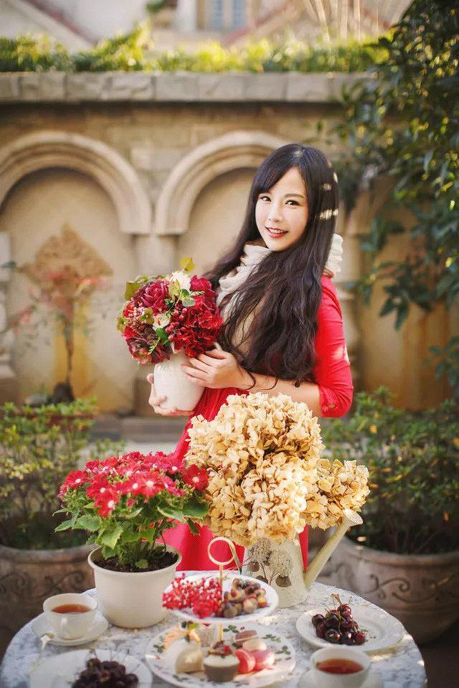 Khu vườn 300m² với hàng trăm loài hoa đua nhau khoe sắc của cô gái 9x xinh xắn - Ảnh 1.