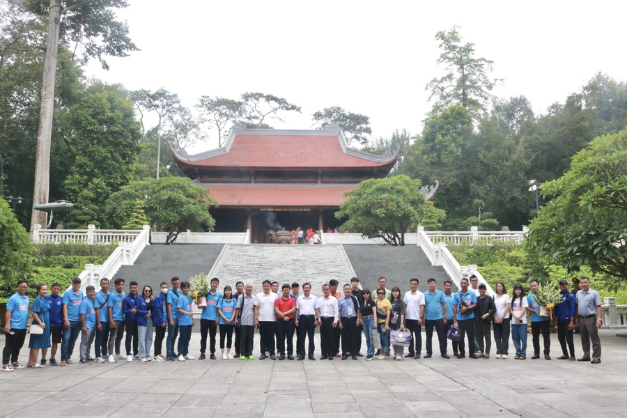 Ban tổ chức Press Cup 2023 cùng các đội bóng chụp ảnh kỷ niệm tại khu di tích K9. Ban tổ chức Press Cup 2023 cùng các đội bóng chụp ảnh kỷ niệm tại khu di tích K9.