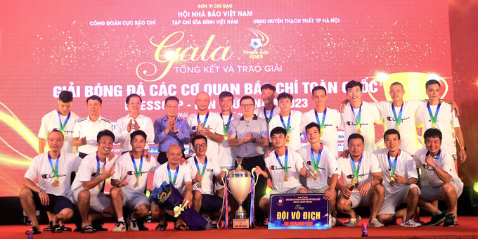 Ban tổ chức lên trao cúp vô địch Press Cup 2023 cho FC Đài Truyền hình Việt Nam. Ban tổ chức lên trao cúp vô địch Press Cup 2023 cho FC Đài Truyền hình Việt Nam.
