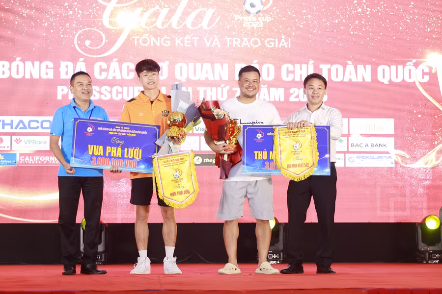 Ban tổ chức trao thưởng cho Cầu thủ xuất sắc nhất và Thủ môn xuất sắc nhất. Ban tổ chức trao thưởng cho Cầu thủ xuất sắc nhất và Thủ môn xuất sắc nhất.