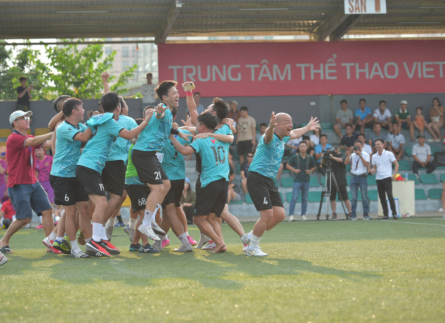 Các cầu thủ Đài Truyền hình Việt Nam VTV vỡ òa cảm xúc, ăn mừng chiến thắng sau khi đánh bại CLB Phóng viên Đời sống xã hội trên loạt sút luân lưu Các cầu thủ Đài Truyền hình Việt Nam VTV vỡ òa cảm xúc, ăn mừng chiến thắng sau khi đánh bại CLB Phóng viên Đời sống xã hội trên loạt sút luân lưu