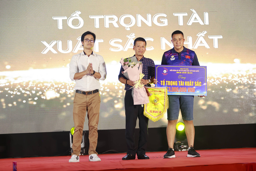 Đại diện Ban tổ chức tặng hoa và phần thưởng cho tổ trọng tài điều hành chung kết Press Cup 2023. Đại diện Ban tổ chức tặng hoa và phần thưởng cho tổ trọng tài điều hành chung kết Press Cup 2023.
