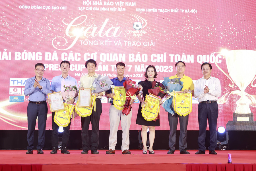 Đại diện Ban tổ chức tặng hoa và quà lưu niệm cho đơn vị tài trợ Press Cup 2023. Đại diện Ban tổ chức tặng hoa và quà lưu niệm cho đơn vị tài trợ Press Cup 2023.