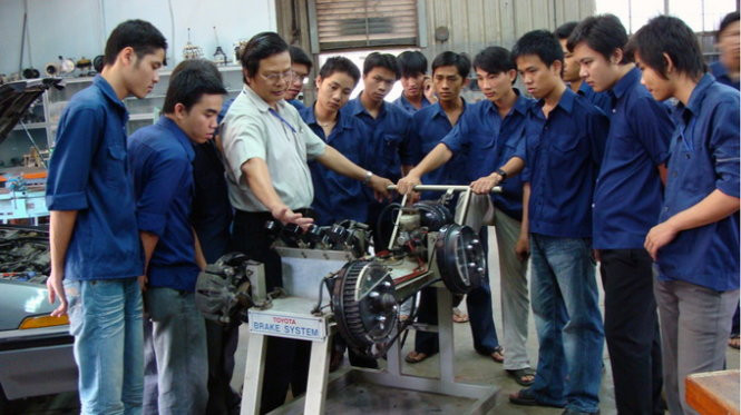 Sinh viên khối ngành kỹ thuật một Trường đại học trong giờ thực hành. Sinh viên khối ngành kỹ thuật một Trường đại học trong giờ thực hành.