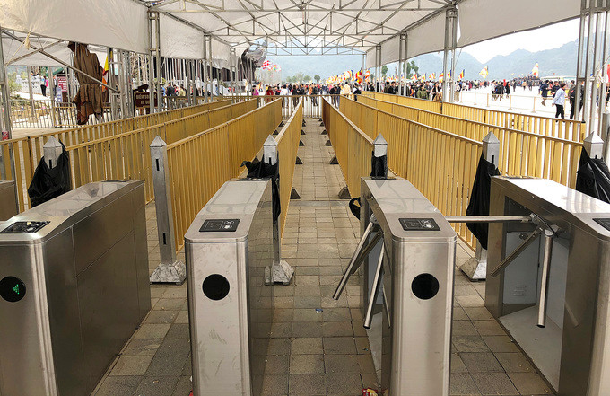 Hàng chục nghìn người tham quan chùa Tam Chúc ảnh 6 Hàng chục nghìn người tham quan chùa Tam Chúc