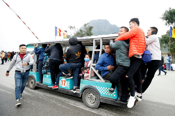 Hàng chục nghìn người tham quan chùa Tam Chúc ảnh 4 Hàng chục nghìn người tham quan chùa Tam Chúc