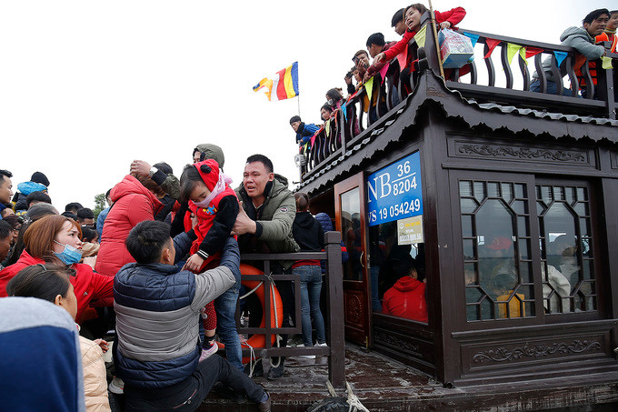 Hàng chục nghìn người tham quan chùa Tam Chúc ảnh 3 Hàng chục nghìn người tham quan chùa Tam Chúc