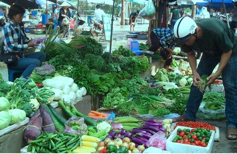 Rau xanh tăng giá vùn vụt, tiểu thương lo “bão giá” giống thịt lợn