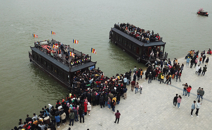 Hàng chục nghìn người tham quan chùa Tam Chúc ảnh 2 Hàng chục nghìn người tham quan chùa Tam Chúc