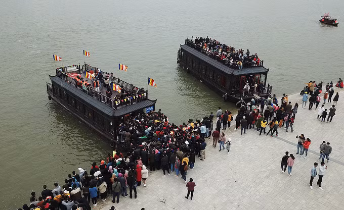 Hàng chục nghìn người tham quan chùa Tam Chúc