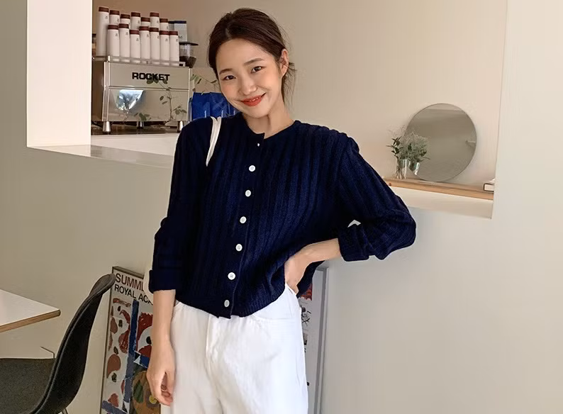 Hàng cúc chỉn chu của áo cardigan giúp vẻ ngoài của người diện thêm phần thanh lịch, và cũng rất sang – xịn – mịn.