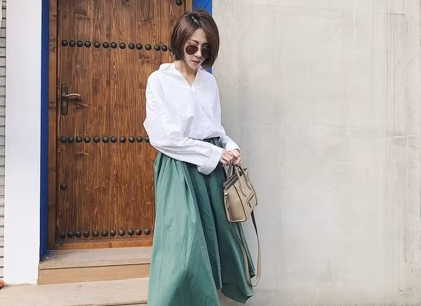 Các mẫu chân váy xòe có điểm nhấn rõ ràng sẽ giúp diện mạo các nàng trở nên nổi bần bật.