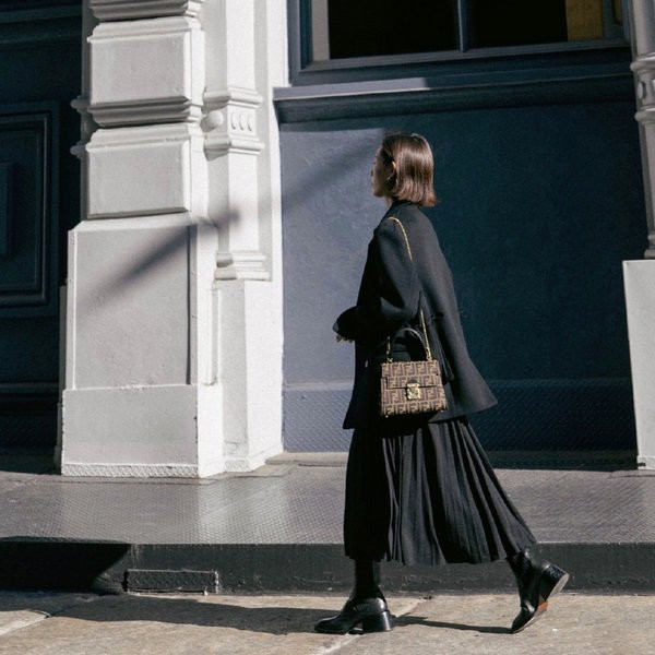 4 công thức mặc chân váy đi làm cực xinh ngày thu nắng nhẹ ảnh 3 Empty