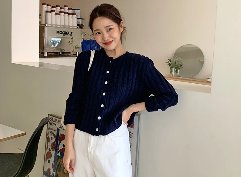 Hàng cúc chỉn chu của áo cardigan giúp vẻ ngoài của người diện thêm phần thanh lịch, và cũng rất sang – xịn – mịn.