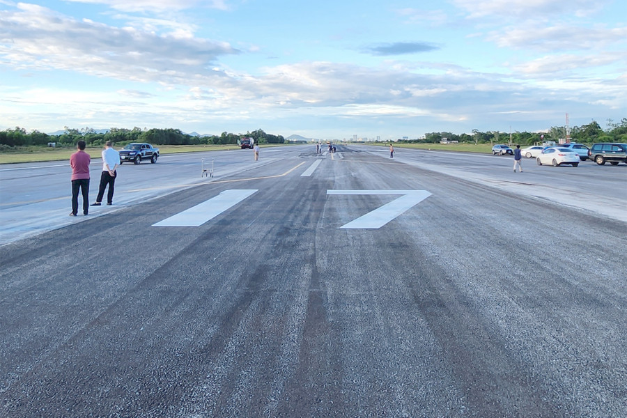 Vị trí đường băng bị bong tróc đã được rải thảm lại. (Ảnh: Lê Hùng)