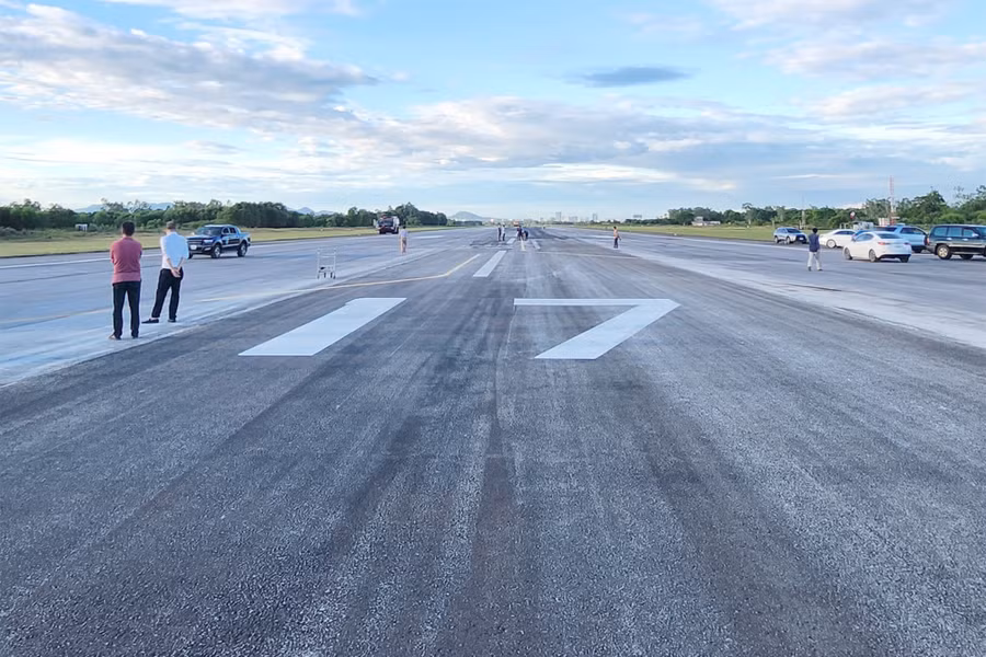 Vị trí đường băng bị bong tróc đã được rải thảm lại. (Ảnh: Lê Hùng)