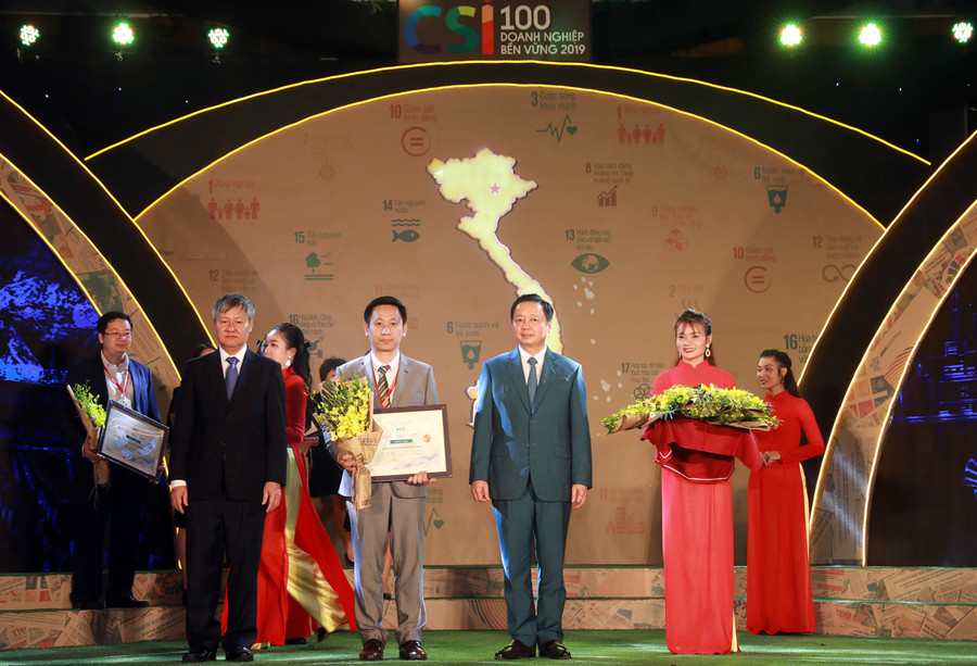 Ông Trần Hồng Hà, Bộ trưởng Bộ Tài nguyên - Môi trường trao chứng nhận Top 10 doanh nghiệp bền vững năm 2019 lĩnh vực sản xuất cho đại diện Nestlé Việt Nam Ông Trần Hồng Hà, Bộ trưởng Bộ Tài nguyên - Môi trường trao chứng nhận Top 10 doanh nghiệp bền vững năm 2019 lĩnh vực sản xuất cho đại diện Nestlé Việt Nam