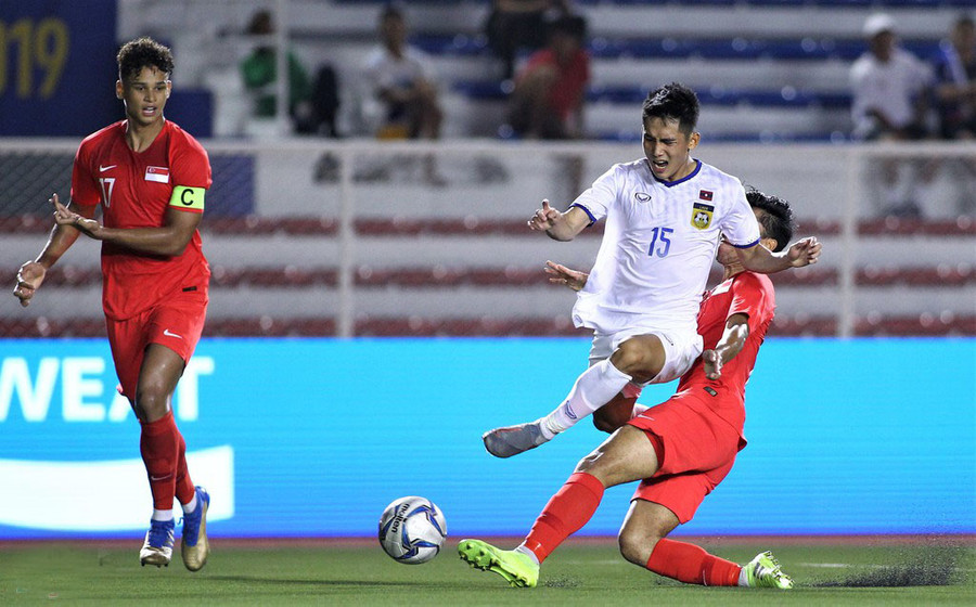 U22 Lào (áo trắng) thoát thua trước U22 Singapore trong trận ra quân SEA Games 30.