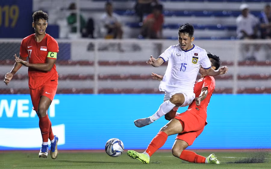 U22 Lào (áo trắng) thoát thua trước U22 Singapore trong trận ra quân SEA Games 30.