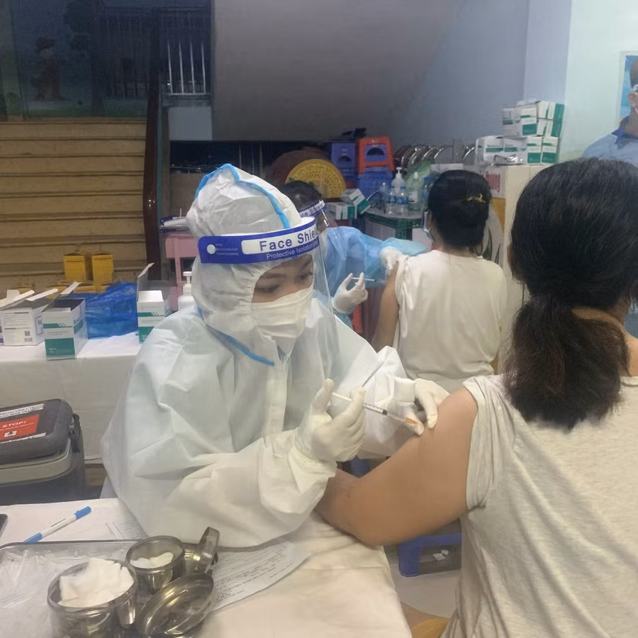 Sinh viên tình nguyện HIU tham gia tiêm ngừa Covid-19 cho người dân