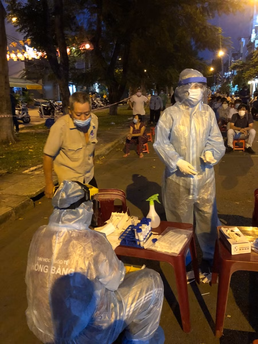 Sinh viên tình nguyện của HIU tham gia lấy mẫu xét nghiệm cho người dân TPHCM