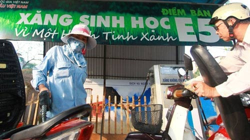 Lên lộ trình cụ thể cho việc thay thế hoàn toàn xăng RON92 bằng xăng E5