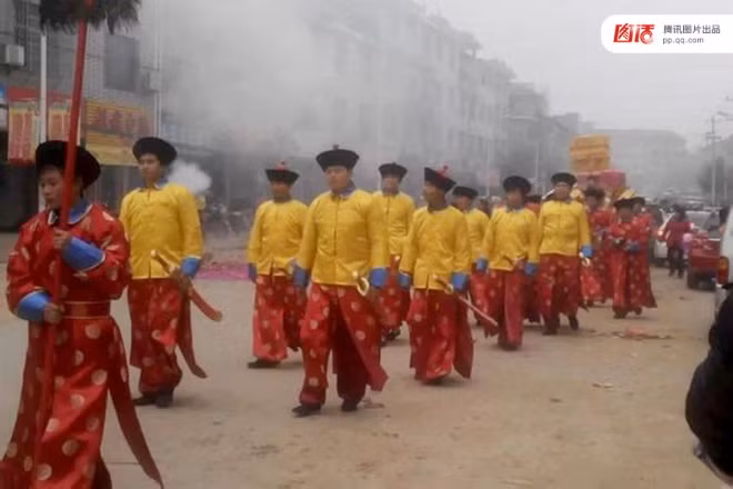 Những đám cưới lóa mắt vì... vàng ảnh 8