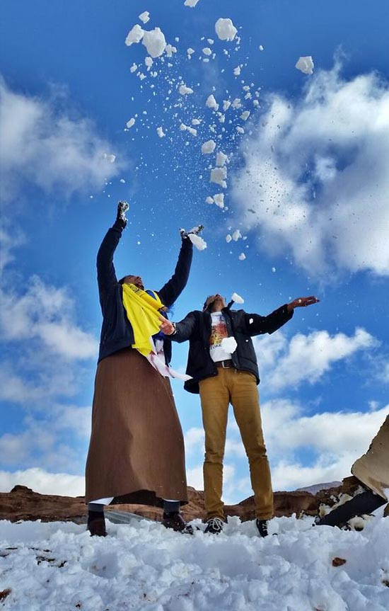 Tuyết bất ngờ rơi giữa sa mạc khô cằn ở Ả Rập - Ảnh 4.