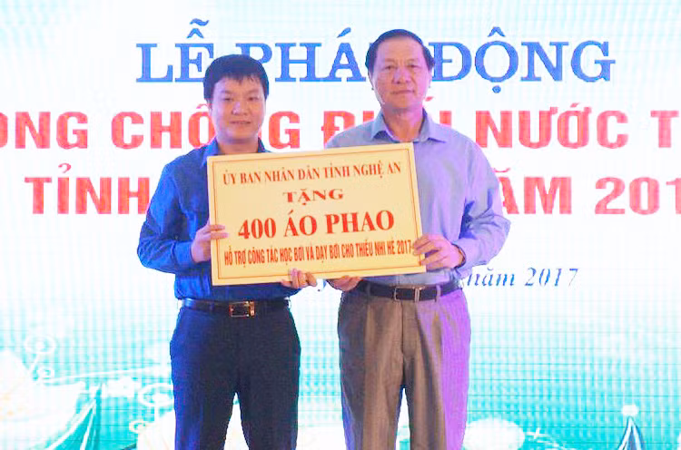 Ông Lê Minh Thông – Phó Chủ tịch UBND tỉnh Nghệ An - trao tặng 400 áo phao cho trẻ em