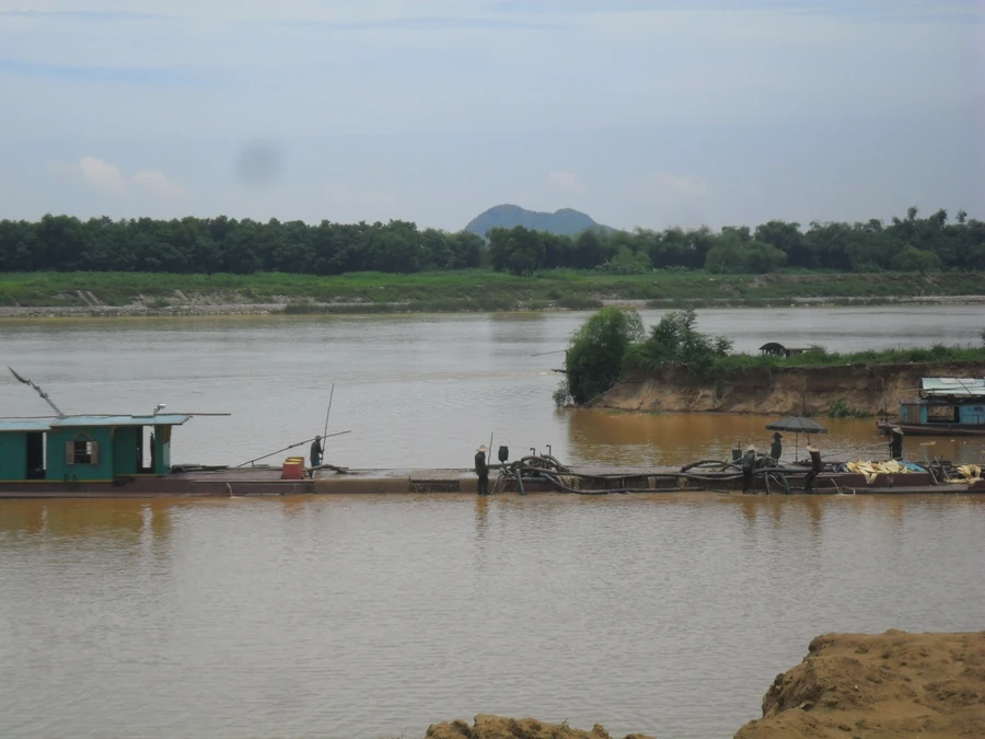 Tình trạng khai thác cát làm sạt lở bãi sông Chu thuộc xã Thiệu Nguyên, huyện Thiệu Hóa, tỉnh Thanh Hóa. Ảnh: Nguyễn Quỳnh