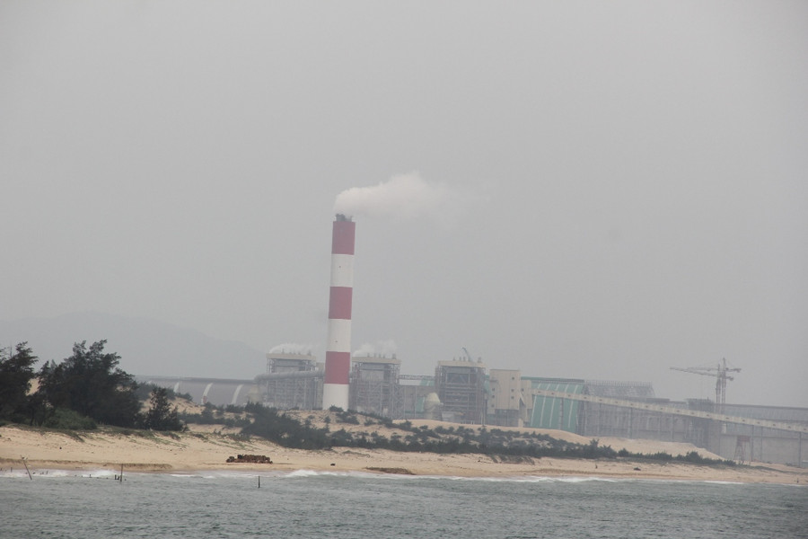 Người dân nghi ngờ cho rằng một số nhà máy của Formosa xả thải hóa chất ra biển là nguyên nhân dẫn đến cá chết.