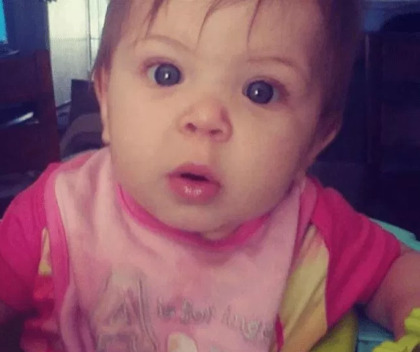 Nga vao bon cau nha ve sinh, be gai 11 thang tuoi thiet mang thuong tam hinh anh 1