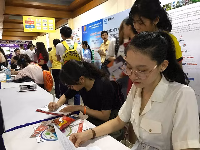 Sinh viên đang đăng ký hồ sơ ứng tuyển vị trí tuyển dụng tại ngày hội