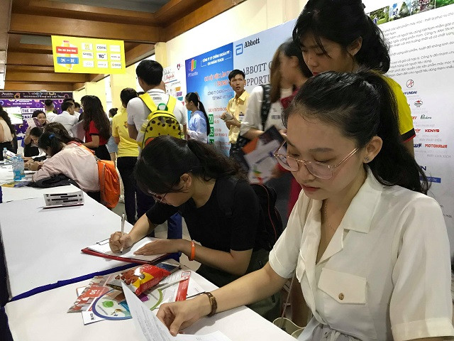 Sinh viên đang đăng ký hồ sơ ứng tuyển vị trí tuyển dụng tại ngày hội Sinh viên đang đăng ký hồ sơ ứng tuyển vị trí tuyển dụng tại ngày hội