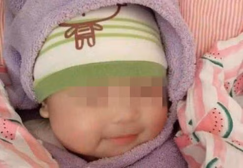 be 6 thang thuong cuoi khi ngu, ba khen dang yeu nhung me dua di kham thi hoi han - 2