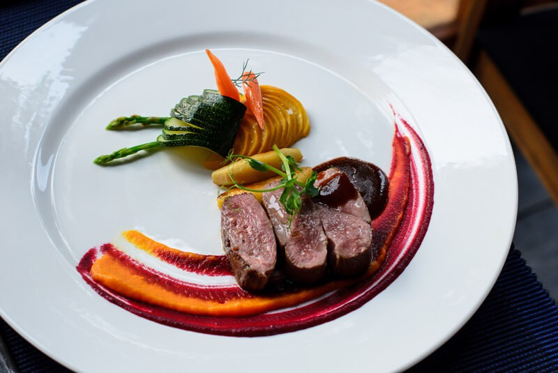 Tại sao những nhà hàng sang trọng bậc nhất luôn phục vụ khẩu phần ăn bé tí trên một chiếc đĩa to? - Ảnh 5. Tại sao những nhà hàng sang trọng bậc nhất luôn phục vụ khẩu phần ăn bé tí trên một chiếc đĩa to? - Ảnh 5.