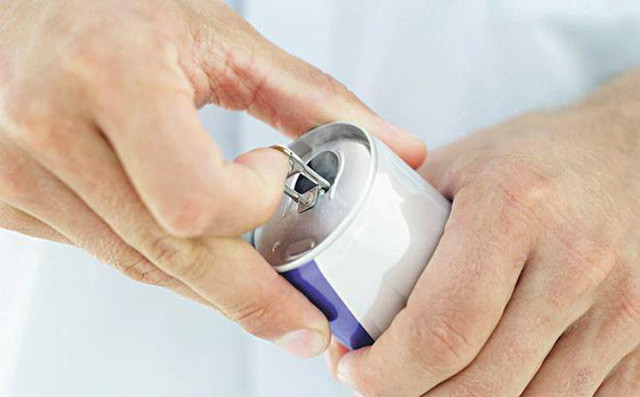 Cô gái 4 lần đột quỵ vì nghiện nước tăng lực, bác sĩ lý giải sự thật bất ngờ ảnh 2  Ngoài chất caffein ra, trong nước ngọt và nước tăng lực chứa rất nhiều đường, năng lượng rỗng và hóa chất tạo màu, tạo mùi