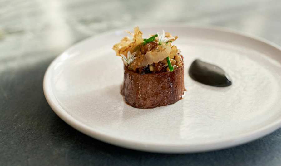 Tại sao những nhà hàng sang trọng bậc nhất luôn phục vụ khẩu phần ăn bé tí trên một chiếc đĩa to? - Ảnh 7. Tại sao những nhà hàng sang trọng bậc nhất luôn phục vụ khẩu phần ăn bé tí trên một chiếc đĩa to? - Ảnh 7.