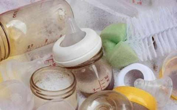 3 kiểu rửa bình sữa âm thầm hại trẻ sơ sinh mẹ hồn nhiên không biết ảnh 3 3 kieu rua binh sua am tham hai tre so sinh ma me hon nhien khong biet - 3