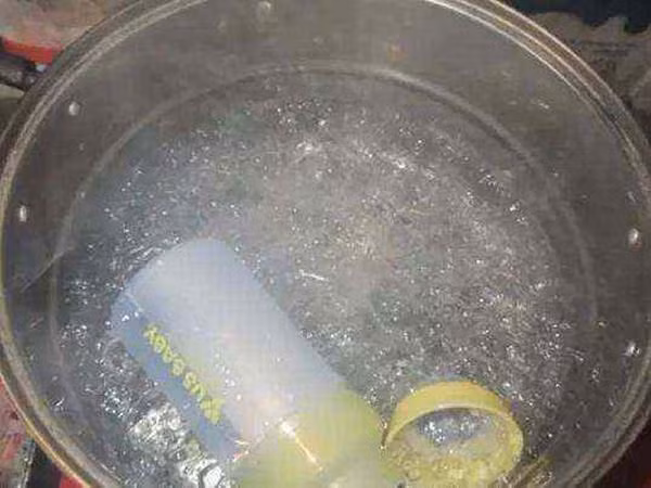 3 kieu rua binh sua am tham hai tre so sinh ma me hon nhien khong biet - 1