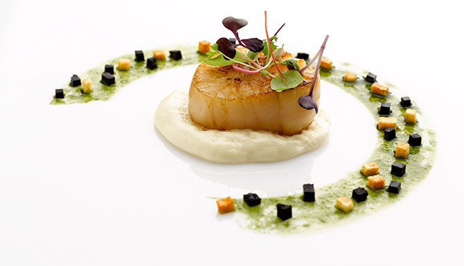 Tại sao những nhà hàng sang trọng bậc nhất luôn phục vụ khẩu phần ăn bé tí trên một chiếc đĩa to? - Ảnh 6. Tại sao những nhà hàng sang trọng bậc nhất luôn phục vụ khẩu phần ăn bé tí trên một chiếc đĩa to? - Ảnh 6.