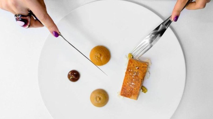 Tại sao những nhà hàng sang trọng bậc nhất luôn phục vụ khẩu phần ăn bé tí trên một chiếc đĩa to? - Ảnh 4. Tại sao những nhà hàng sang trọng bậc nhất luôn phục vụ khẩu phần ăn bé tí trên một chiếc đĩa to? - Ảnh 4.