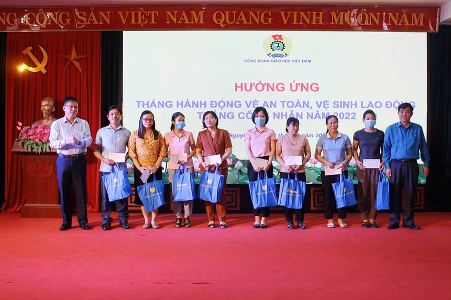 Công đoàn Giáo dục Việt Nam trao các phần quà cho cán bộ, người lao động có hoàn cảnh khó khăn trên địa bàn tỉnh Thái Nguyên.