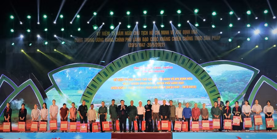 Ông Nguyễn Xuân Thắng, Giám đốc Học viện Chính trị Quốc gia Hồ Chí Minh và bà Nguyễn Thanh Hải, Bí Thư tỉnh ủy, Trưởng đoàn ĐBQH tỉnh Thái Nguyên trao quà cho các gia đình có công với cách mạng, gia đình chính sách và học sinh có thành tích học tập xuất sắc.