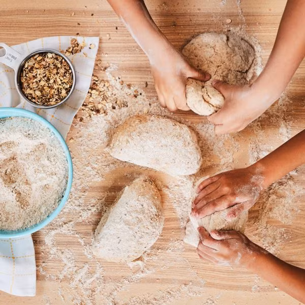 Ngoài chất xơ và protein, bánh mì nguyên hạt còn là nguồn cung cấp vitamin B, folate, sắt và thậm chí cả canxi. (Ảnh: ITN).