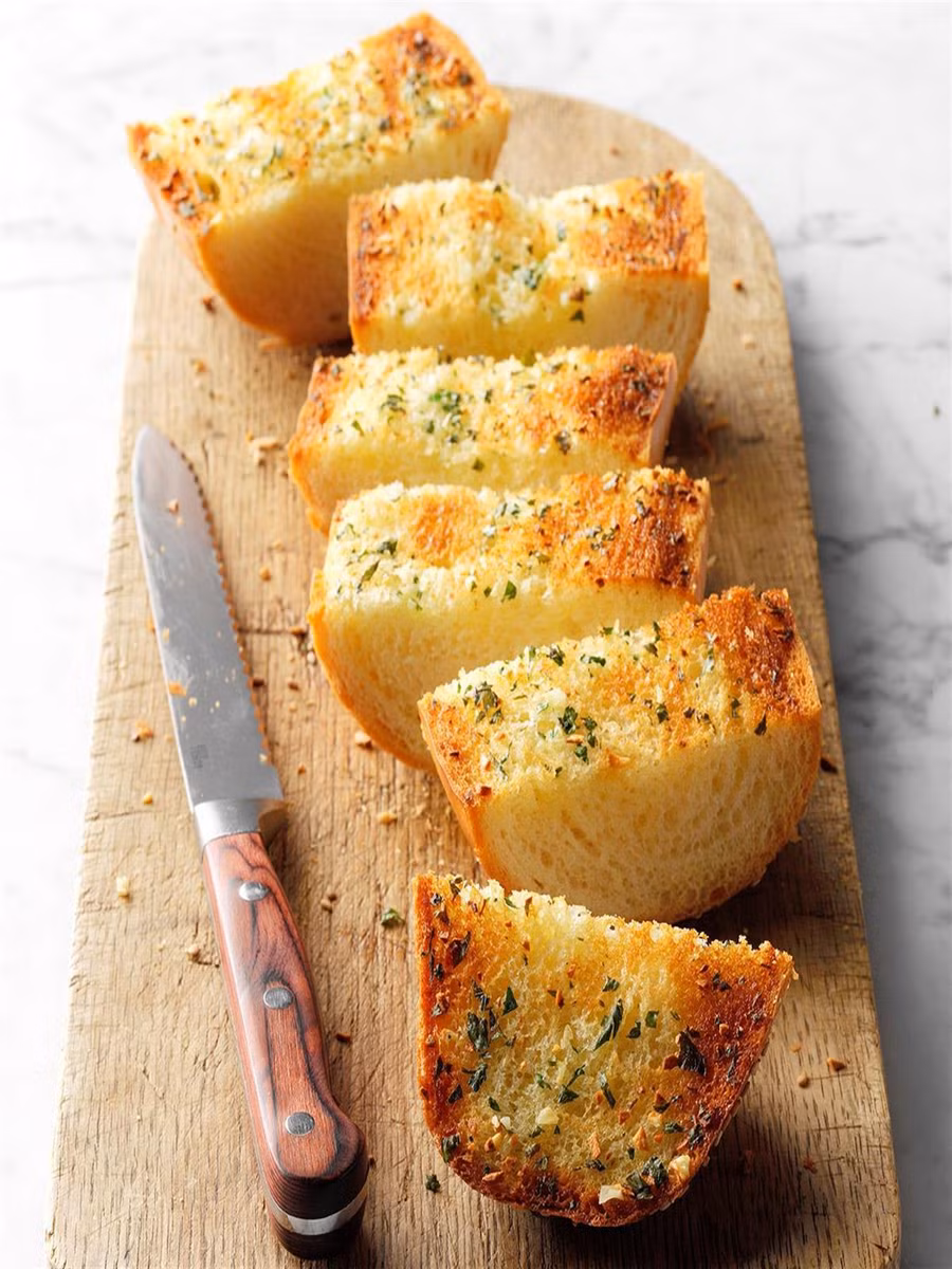 Bánh mì bơ tỏi – món ăn chiều chuộng khẩu vị nhiều người. (Ảnh: ITN).