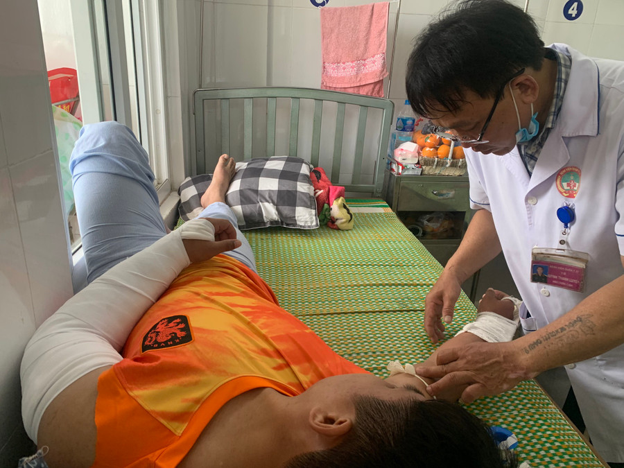 Anh Đạt đang được điều trị tại Bệnh viện Quân y C17 Đà Nẵng. Anh Đạt đang được điều trị tại Bệnh viện Quân y C17 Đà Nẵng.