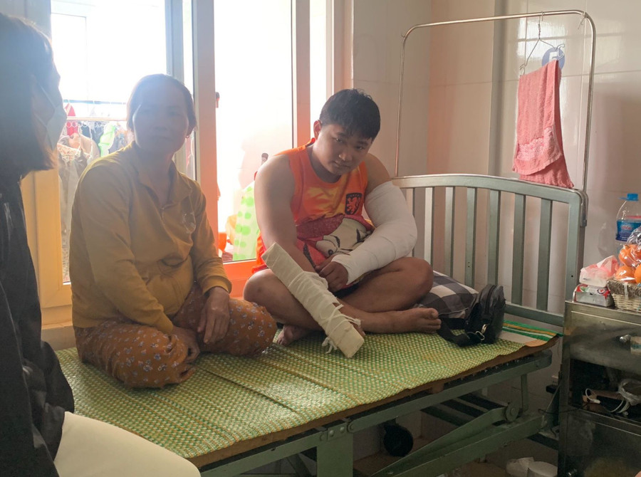 Gia đình anh Đạt mong muốn pháp luật xử nghiêm hành vi côn đồ của vợ chồng ông Nhạt. Gia đình anh Đạt mong muốn pháp luật xử nghiêm hành vi côn đồ của vợ chồng ông Nhạt.