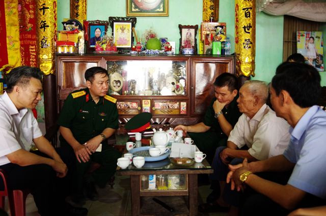 Đoàn đến thăm gia đình liệt sĩ Trần Quang Khải